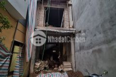 Nhà 4 tầng đang xây thô đến tầng 2, mỗi tầng chia 2 phòng cầu tháng giữa