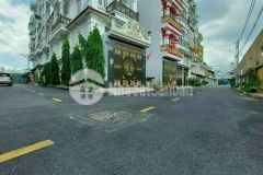 Ngang 5.6m rộng kinh doanh tốt,hiện cho thuê 17tr.th, hẻm 5m thông,3 tầng 70 m2. p4 giáp q3.. thuan