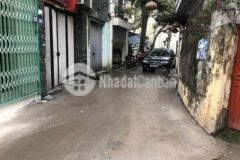 Ô tô đỗ cửa sổ đỏ riêng biệt tại 162 đông thiên