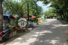 Qua cầu ngang rẽ trái 200m là thấy đất hđ01