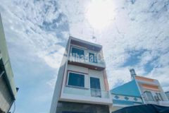Nhà 1 trệt 2 lầu view công viên đường nhựa xe hơi