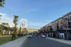 Nhà phố sat goc cổng chinh suncasa central 3 25 tỷ