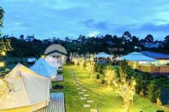 Nền biệt thự view hồ sát bên resort đôi dép