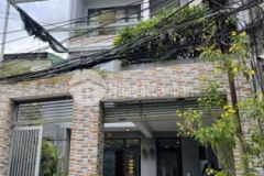 Nhà kiệt 5m có gara ô tô bề ngang rộng có sân vườn