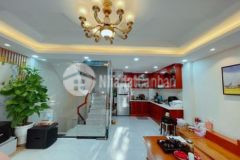 Hẻm xe tải kinh doanh sầm uất khu víp sân bay