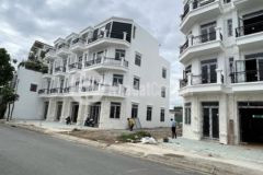 Nhà mặt tiền kinh doanh sân 5m dt 4 5x20m shr