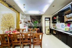 Nhà trân khát chân 42m 6 tầng ngõ thông gần phố