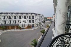 Nhà mặt tiền xây 2 lầu sân xe hơi sổ riêng