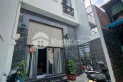 Nhà cần bán đường tôn đản f10q4