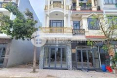 Nhà 1 trệt 2 lầu kế bên vincom 550 dĩ an