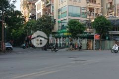 Bán nhà mặt phố trần quốc hoàn cầu giấy, lô góc vỉa hè 6m, dt 46m2, 18.3 tỷ