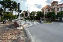 Cho thuê đất mặt đường đôi phạm văn đồng hoàng quốc việt, 377m2, kd buôn bán tốt