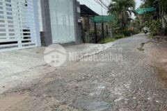 Nhà mặt tiền hàng gòn có sân đỗ xe