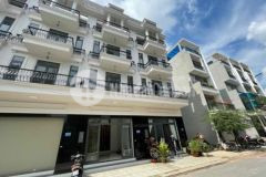 Nhà phố mới vip 4lầu đường nhựa 12m ngay ngã 4 ga