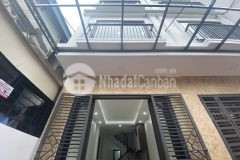 Bán nhà bát khối, 5 tầng, có sân riêng, sát đường ôtô thông.