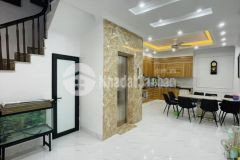 Thang máy ngõ thông ô tô đỗ cửa ngọc thụy long biên 80mx5t giá 8.9 tỷ.