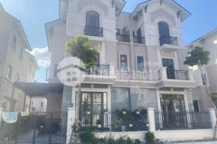 Bán căn biệt thự giá đáy thị trường do áp lực tài