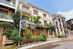 Cho thuê biệt thự thoáng trước sau view công viên. kđt tp giao lưu. dt 220m x 4t, mt 12m. giá 55tr