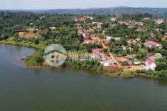 Bán đất view hồ 650tr có 240m2 thổ cư 50m mặt hồ