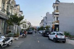 Phú hồng thịnh 8 trục đường d1 cần bán gấp