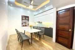 Bãi ô tô cạnh nhà ngõ 93 trần duy hưng nông rộng