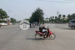 Đường trục chính oto tránh nhau sát tt chúc sơn