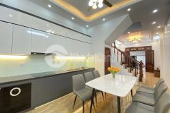 Lô góc 3 thoáng trung kính cầu giấy ngõ rộng full nội thất