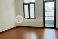 Nhà kiệt ô tô hoàng diệu gần đường chính