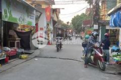 Lô góc 2 oto con chạy vù vù ngay gần chợ dân sinh