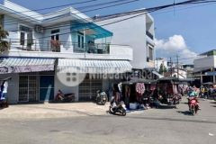 Nhà mặt tiền ngay chợ thuận tiện kinh doanh