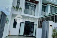 Nhà trệt lầu mới xây kiểu hiện đại sân xe hơi