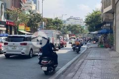 Hẻm xe tải kinh doanh sầm uất khu víp sân bay mt 5.22m 5 tầng tặng nội thất vào ở ngay.