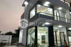 Nhà 1 trệt 2 lầu sân thượng sân vườn sân xe hơi