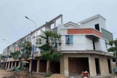Bán nhà phố khu dân cư bình chuẩn 32