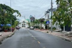 Mặt tiền hồ bé có 3 nền liền kề