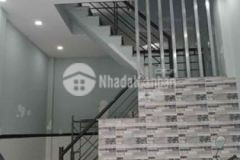 Nhà 1 trệt 1 lầu cách mặt đường 20m