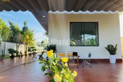 Ngôi nhà vườn với phong cách kiến trúc hiện đại, không gian mở tứ bề là cửa thông thoáng, đón trọ