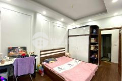 Bán gấp nhà phố nguyễn chí thanh, dt 42m2, oto đỗ cửa, 2 thoáng, giá hơn 5 tỷ.