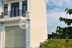 Bán lô đất ngay mặt tiền đường hưng long quy đức