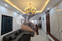 Đập hộp nhà mới ở ngay chợ thạch bàn ô tô vào nhà gần hồ 65m2 mt5 giá 5 tỷ