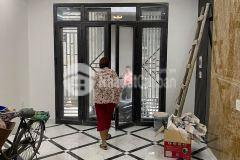 Nhà mới xây đê trần khát chân 15m ra ô tô