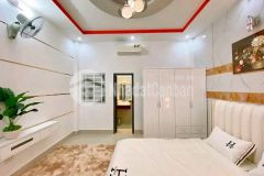 Nhà mới dọn vào ở ngay, 4 phòng ngủ, có sân thượng, cách sân bay 5 phút