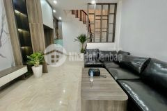 Nhỉnh 3 tỷ nhà đẹp thạch bàn long biên 35mx5t ô tô đỗ cửa full nội thất.