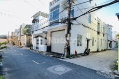 Chủ gửi giá 3 tỷ 530tr. thương lượng. nhà 1 trệt 2 lầu góc 2 mặt tiền trục chính hẻm 115 cmt8.