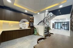 Siêu phầm tân bình xe hơi ngủ trong nhà trước nhà xe tải tránh chỉ hơn 8 tỷ