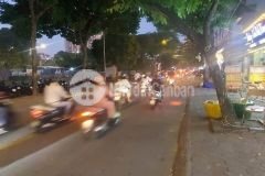 Cc bán nhà phân lô trung kính. dt 61m x 5t. mt 5,2m. giá 12,5tỷ. lh 0964769634