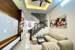 Chỉ nhỉnh 4 tỷ có nhà mới 5 tầng đường láng đống đa ngõ thông 10m ra phố 42m2.