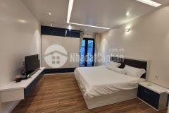 Nhà mới đẹp ở ngay, 3 phòng ngủ, sân thượng.