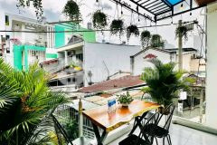 Nhà mới xây ở thiết kế kiểu châu âu, cách mt 70m, yên tĩnh.