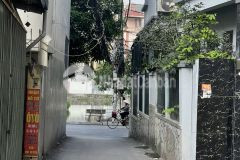 Nhà đẹp sát hồ bồ đề ô tô đỗ cổng nhà cực đẹp.